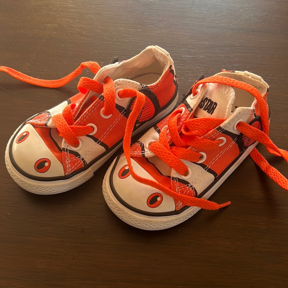 Converse Nemo shoes ! Barely worn .